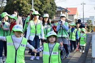 写真：自治会館周辺をパトロールする子どもたち