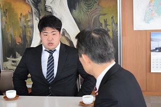 写真：市長と対談する加藤さん2
