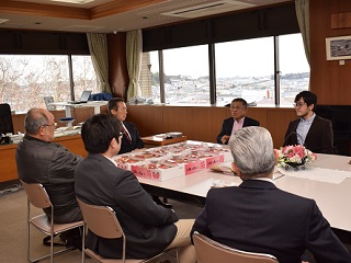 写真：今年の出来栄えを語る研究会の皆さん