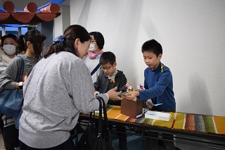 写真：受け付けを行う子どもたち