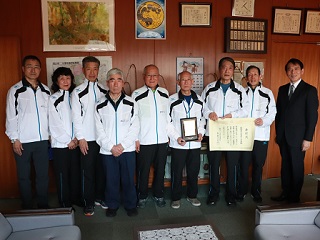 写真：後田教育長と流山市コミュニティスポーツリーダー会の皆さん