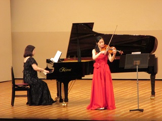 写真：ピアノとヴァイオリンの演奏