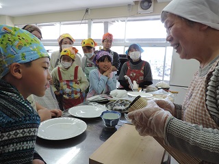 写真：宇佐美さんと参加者の皆さん