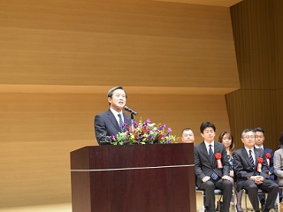 写真：秋間議長の挨拶