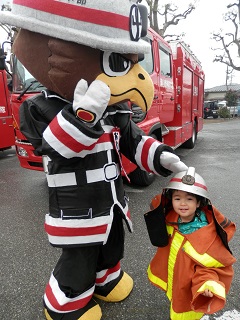 写真：消防隊の制服の試着ブース