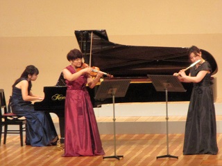 写真：ピアノ、ヴァイオリン、フルート3人トリオの「Liz」
