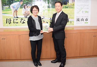 写真：市長と小室さん