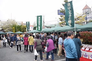 写真：会場に集まる参加者