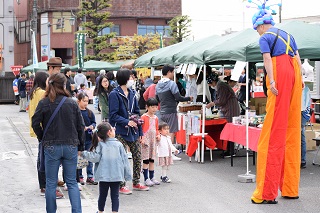 写真：大道芸人と触れ合う来場者