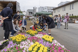 写真：花絵作成に取り組む様子