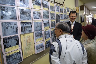 写真：先生と語り合う三村さんご夫婦