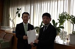 写真：委嘱状を渡す井崎市長