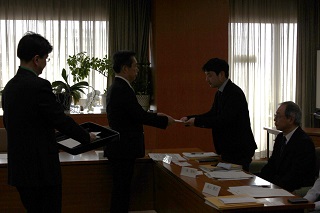 写真：委嘱状を渡す井崎市長2