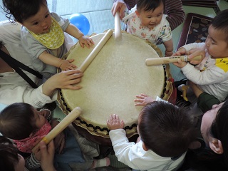 写真：太鼓に触れてみよう