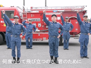 写真：ミュージックビデオでダンスをする消防士