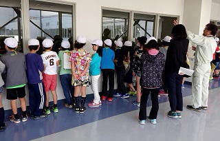 写真：施設内を見学する児童