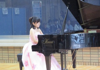 写真：ピアノを演奏する出演者