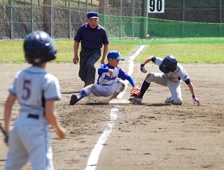 写真：出塁する選手