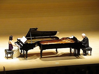 写真：2台のグランドピアノを向かい合わせに演奏するパスカル夫妻