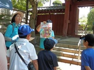 写真：三本松古墳跡での話を聞く参加者