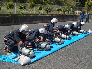 写真：装備品の準備をする消防隊員