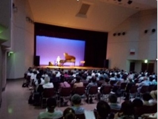 写真：会場に集まる参加者