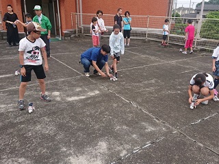 写真：屋外で体験活動する子どもたち