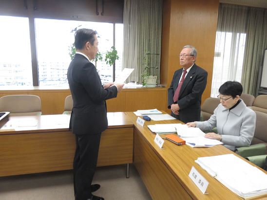 井崎市長から新委員へ委嘱状が手渡されました