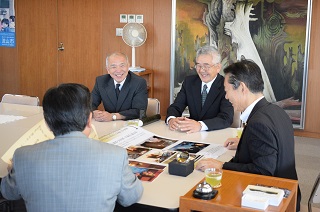 写真：市長と副市長に受彰を報告する飯田さんと長谷部さん