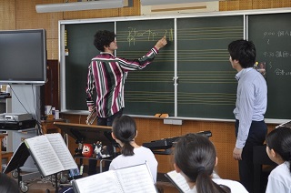 写真：指導する曽根さん2