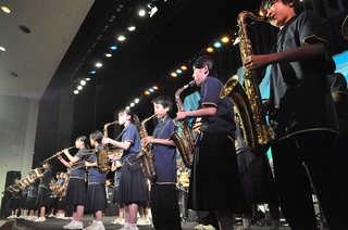 写真：八木中学校吹奏楽部との演奏