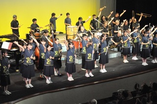写真：八木中学校吹奏楽部との演奏