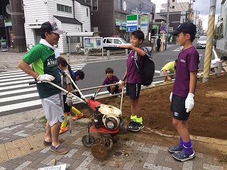 写真：花壇整備の様子