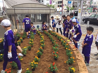 写真：花を植える生徒たちの様子