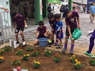 写真：花壇整備の様子