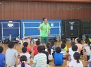 写真：子どもたちに指導する松戸さん