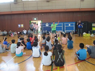 写真：会場に集まる子どもたち