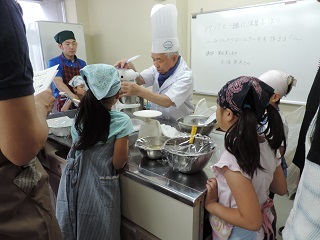 写真：試食する参加者