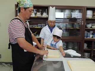 写真：クリーム作りに励むお父さん