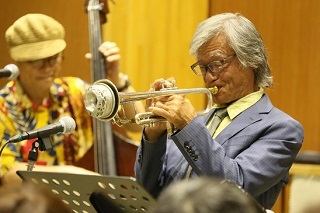 写真：神村英男さん演奏の様子