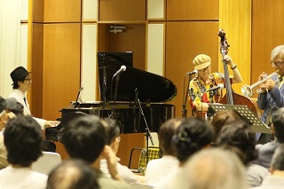 写真：杉山シゲオさん演奏の様子