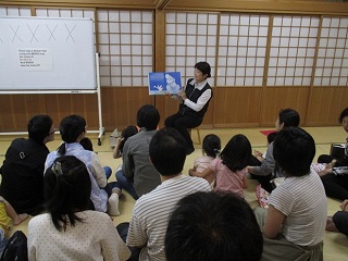 写真：英語でおはなし会の様子