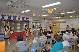 写真：琉球太鼓「とんとんみー」の演奏