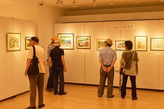 写真：展示を観覧する来館者