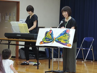 写真：大型絵本を使ったイベントの様子