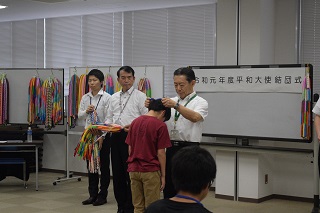 写真：任命書を渡す市長の様子