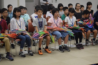 写真：結団式に臨む平和大使の様子