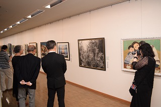 写真：展示作品を眺める井崎市長