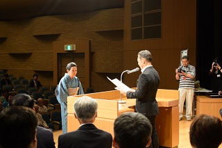 写真：表彰状を授与する井崎市長