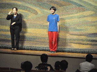 写真：バリアフリー演劇鑑賞会の様子